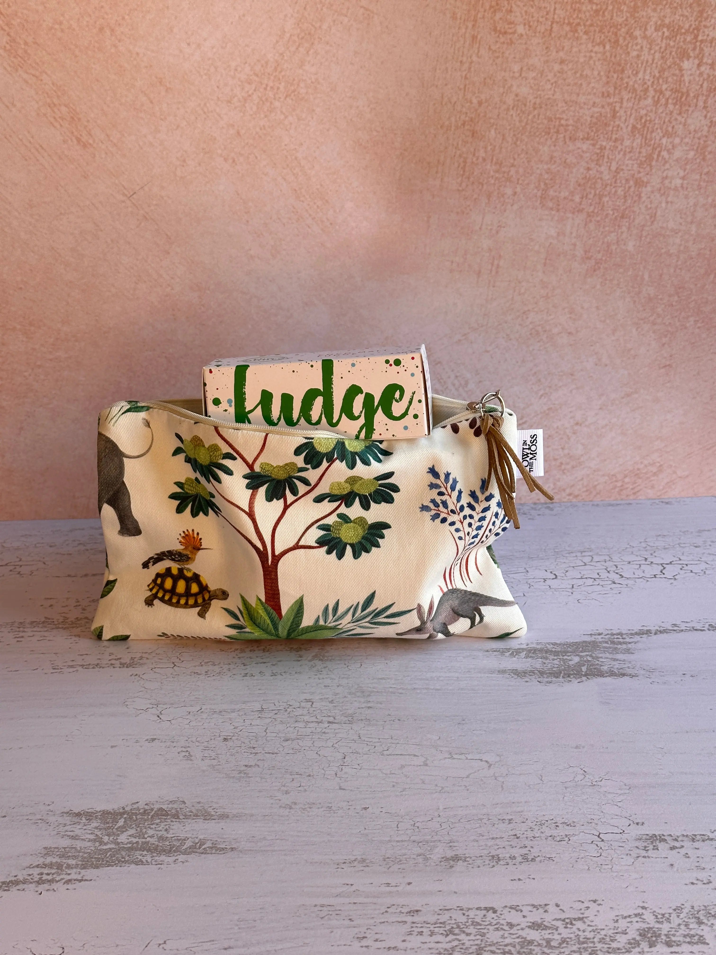 Friends & Fudge Bee Festive