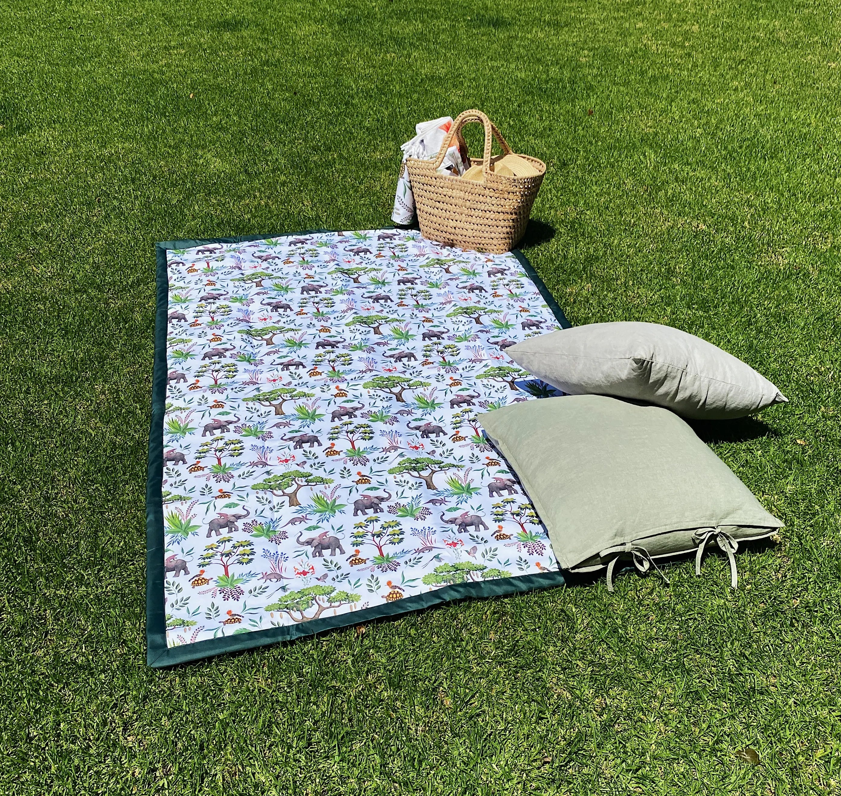 Picnic Blankets Owl in the moss